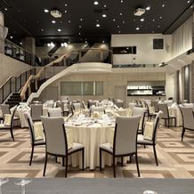 天井が高く、階段もあり開放的