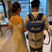 披露宴入場はビールサーバと。