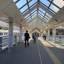 駅からホテルに繋がる道