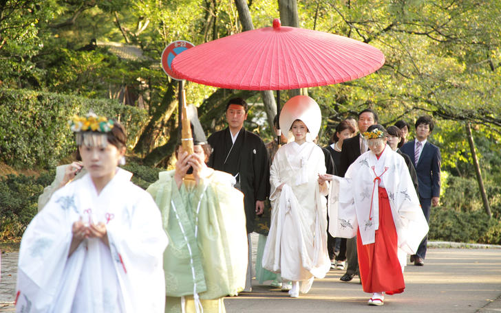 神社での挙式後は花嫁道中も可能。（石浦神社・宇多須神社）スタッフも同行致します。