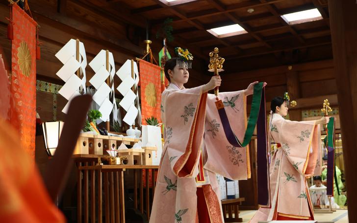 巫女による浦安の舞。雅楽の生演奏（琴、笙、篳篥、箏、笛、太鼓）