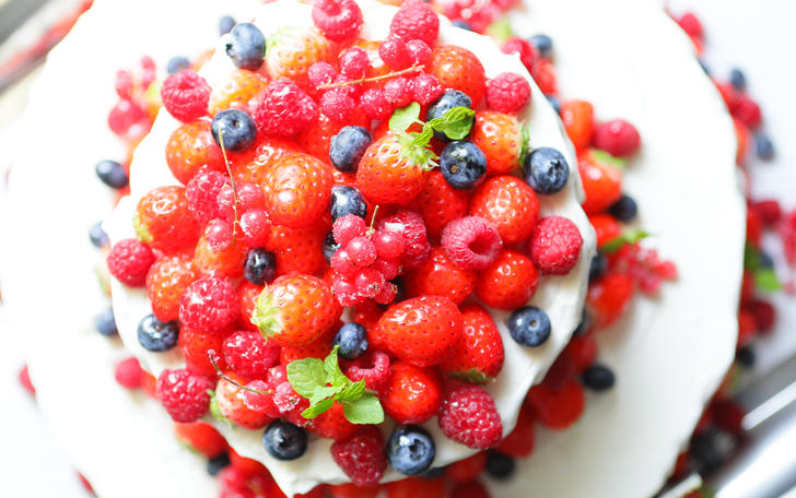 ウエディングケーキも一から手作り。おふたりの希望の世界に一つのケーキ。デザートビュッフェは沢山のスイーツで幸せな時間を