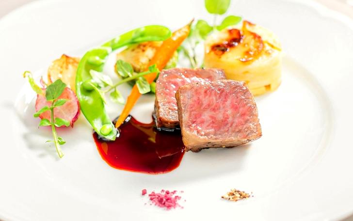 信州プレミアム牛のステーキは口の中でとろける柔らかさ。一から手作りで丁寧に仕込まれた料理の数々でいつまでも記憶に残る